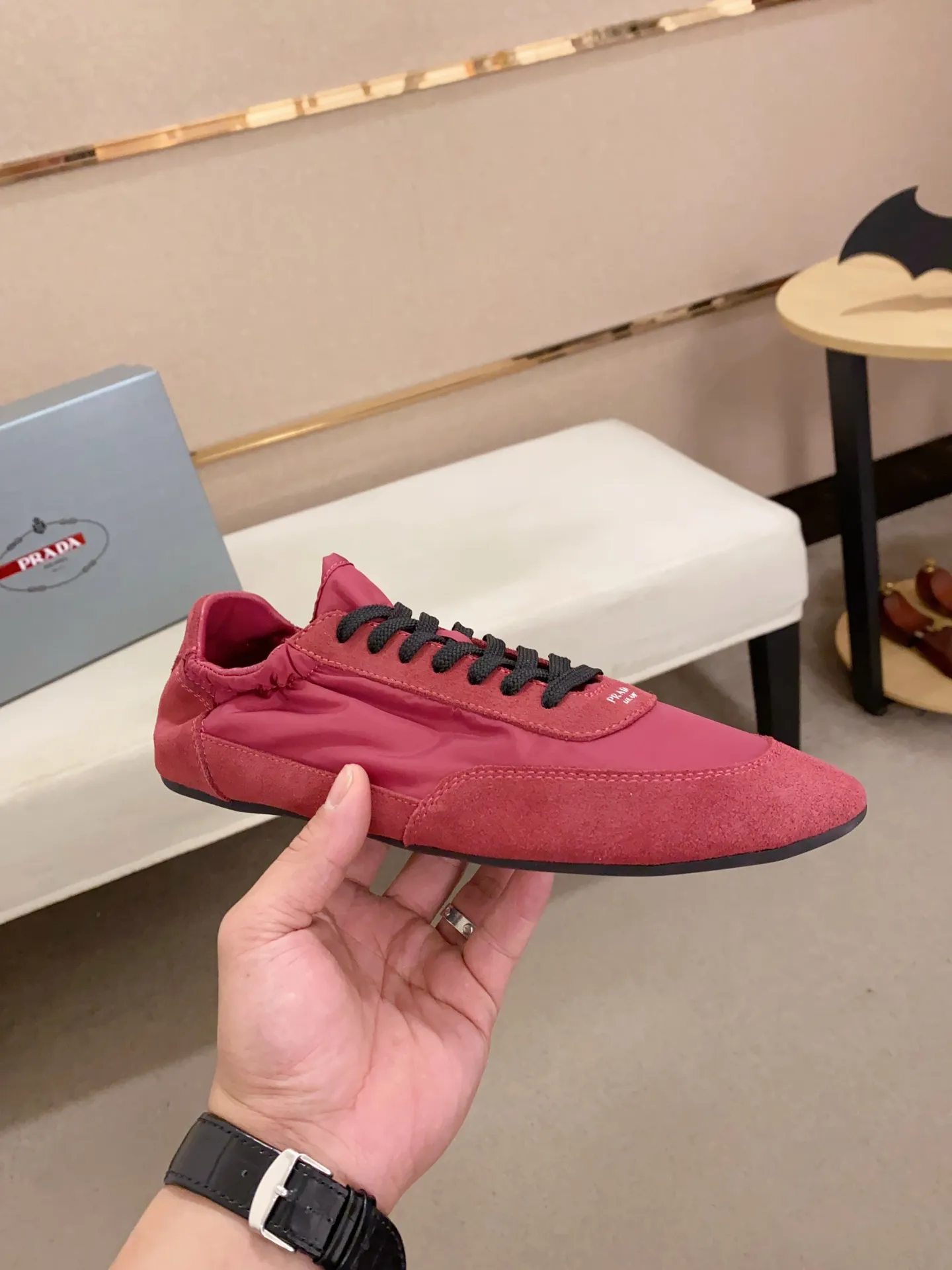 Men's shoes 💰 500💰 ✔️✔️✔️High version High-quality new PRADA counters are launched simultaneously. The new men's shoes and 😘fabrics are selected from first-layer cow suede and waterproof fabrics, and are made by pure handicrafts. Lining: Full sheepskin lining. 👍🏿 High-end ☄️ air-cushion molded anti-slip rubber outsole, exquisite lines, simple and elegant, comfortable and high-end for leisure travel. Number of yards: 38 to 44. Can be customized45